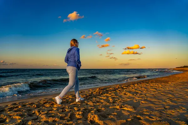 Vacker Mitten Vuxen Kvinna Promenader Stranden Vid Solnedgången Royaltyfria Stockbilder