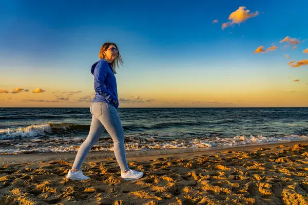 Piękna Dorosła Kobieta Spacerująca Plaży Zachodzie Słońca Obraz Stockowy