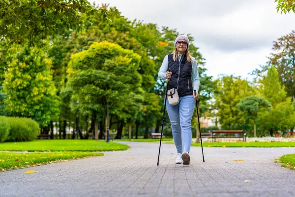 Nordic Walking Kobieta Ćwicząca Parku Miejskim Zdjęcie Stockowe