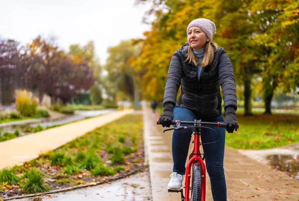 Жінка Середнього Віку Їде Велосипеді Міському Парку Дощовий День Стокове Зображення