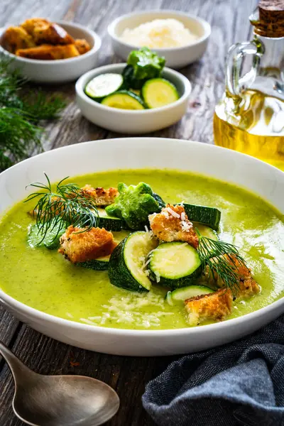Grädde Zucchini Soppa Med Krutonger Parmesanost Och Färsk Dill Träbord — Stockfoto