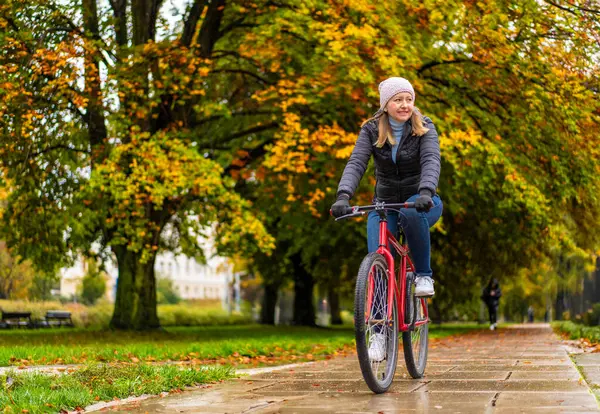 Mid Adult Woman Riding Bicycle City Park Rainy Day — Stock Photo, Image
