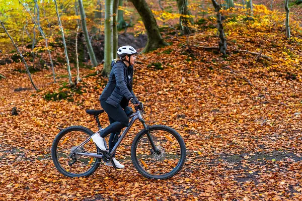 Женщина Велосипеде Городском Лесу Осеннем Пейзаже — стоковое фото