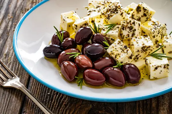 Salat Nach Griechischer Art Feta Käse Und Kalamata Oliven Auf lizenzfreie Stockfotos