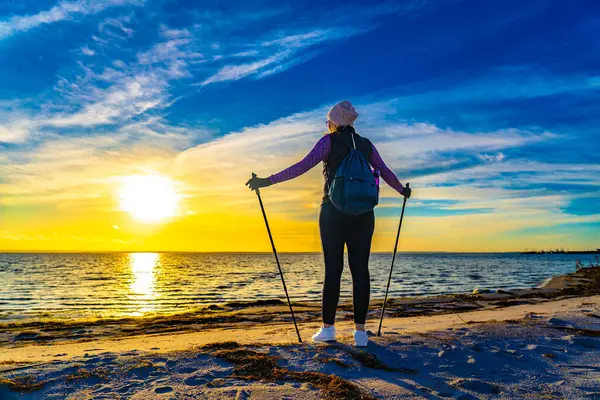 Nordic Walking Piękna Kobieta Ćwicząca Nad Morzem Obraz Stockowy