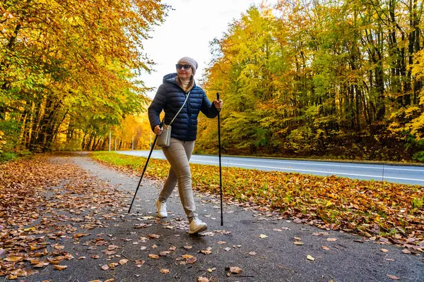Mujer Adulta Haciendo Ejercicio Nordic Walking Parque Ciudad Fotos de stock libres de derechos