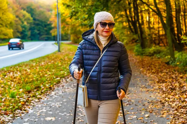 Dorosła Kobieta Ćwiczy Nordic Walking Parku Miejskim Obrazy Stockowe bez tantiem