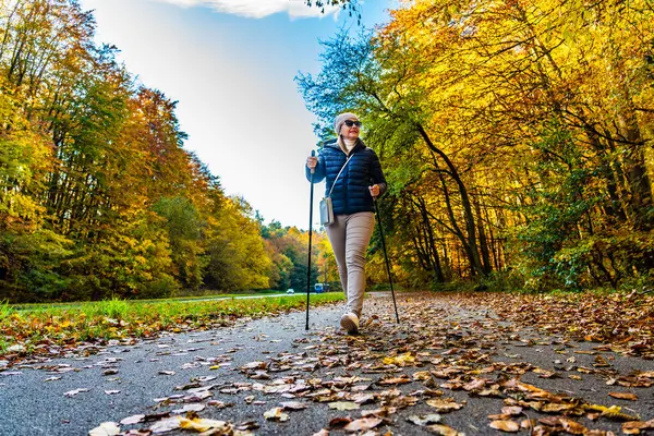 Halbwüchsige Frau Beim Nordic Walking Stadtpark Stockfoto