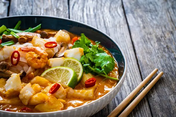 Tom Yum Tayland Çorbası Halibut Nugget Ahşap Masada Pirinç Eriştesi — Stok fotoğraf