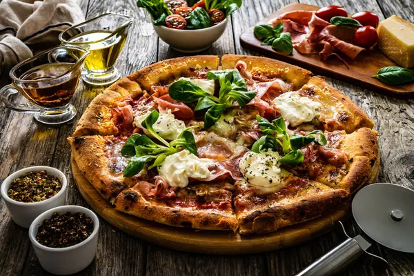 Kör Prosciutto Pizza Mascarpone Sajt Leveles Zöldségek Asztalon — Stock Fotó