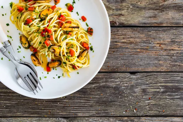 Spaghetti Mit Muscheln Auf Holztisch — Stockfoto