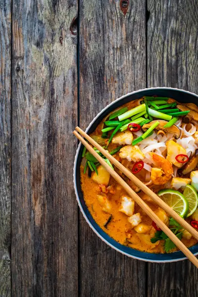 Tom Yum Thai Soup Halibut Nuggets Rice Noodles Wooden Table 로열티 프리 스톡 이미지