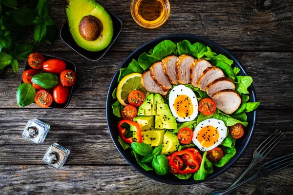Lekkere Salade Geroosterd Kalfsvlees Lendenen Avocado Gekookte Eieren Verse Groenten Rechtenvrije Stockfoto's