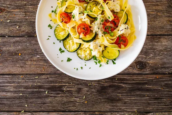 Pappardelle Med Parmesan Zucchini Tomat Och Gräddsås Träbord Stockfoto