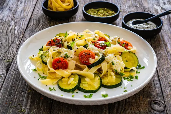 Pappardelle Parmesan Zucchini Tomato Cream Sauce Wooden Table 스톡 사진