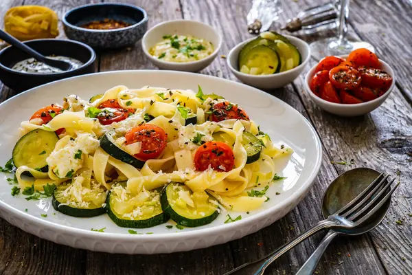 Pappardelle Mit Parmesan Zucchini Tomaten Und Sahnesoße Auf Holztisch Stockfoto