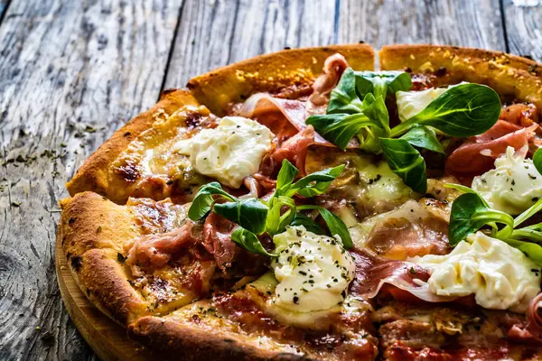Circle Prosciutto Pizza Mascarpone Cheese Leafy Greens Wooden Table 스톡 사진