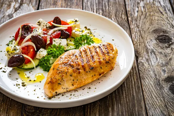 Seared Kyllingebryst Græsk Salat Træbord Stock-billede