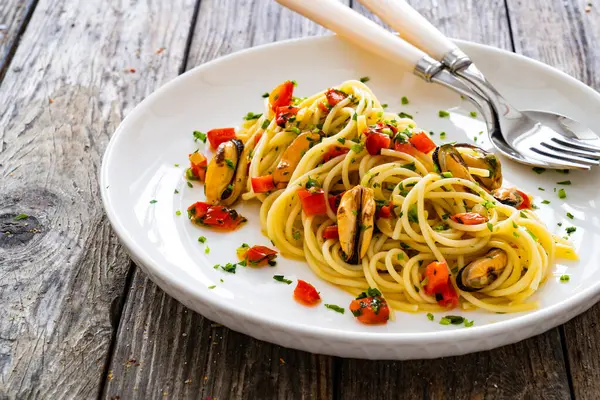 Spaghetti Med Muslinger Træbord Royaltyfrie stock-fotos