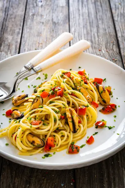 Espaguetis Con Mejillones Sobre Mesa Madera Imagen De Stock