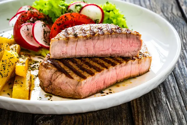 테이블에 프렌치 프라이와 구운된 쇠고기 시로인 스테이크 로열티 프리 스톡 이미지