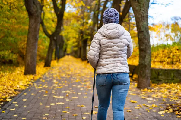 Mujer Adulta Haciendo Ejercicio Nordic Walking Parque Ciudad Imagen de archivo