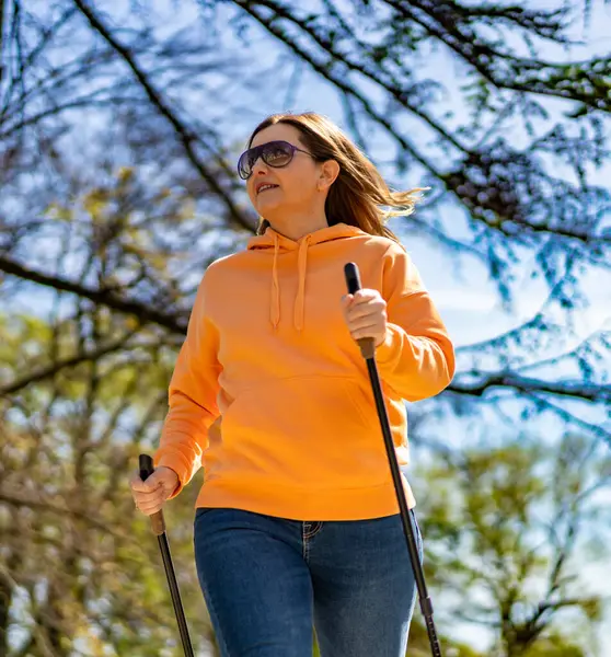 Nordic Walking Frau Trainiert Stadtpark lizenzfreie Stockfotos