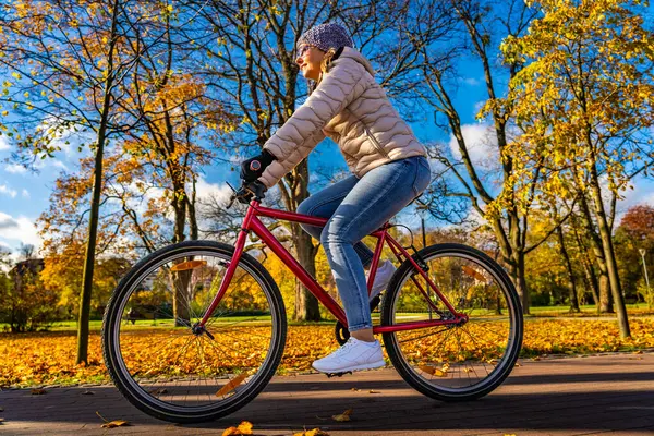Mujer Montando Bicicleta Bosque Ciudad Paisaje Otoñal Imágenes de stock libres de derechos