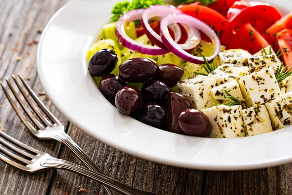 Kreikkalainen Salaatti Tuoreita Vihanneksia Fetajuustolla Kalamata Oliiveilla Tarjoillaan Valkoisessa Kulhossa kuvapankin valokuva