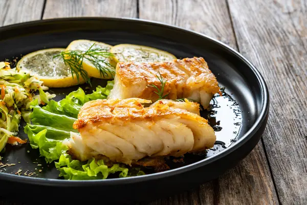 Ikan Kod Goreng Disajikan Dengan Salad Kubis Dan Irisan Lemon Stok Gambar Bebas Royalti