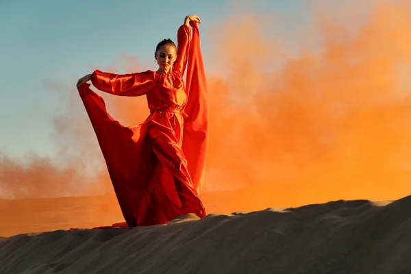 Vrouw Rode Jurk Dansend Woestijn Aan Blauwe Hemel — Stockfoto
