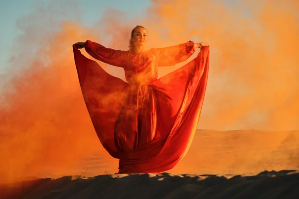 Γυναίκα Κόκκινο Φόρεμα Χορεύει Στην Έρημο Στον Γαλάζιο Ουρανό — Φωτογραφία Αρχείου