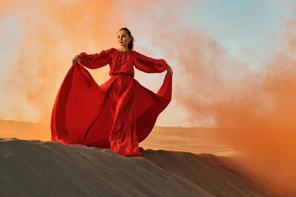 Žena Červených Šatech Tančí Poušti Modré Obloze — Stock fotografie