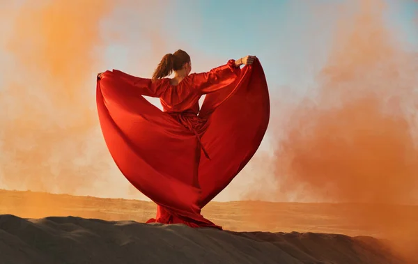 Γυναίκα Κόκκινο Φόρεμα Χορεύει Στην Έρημο Στον Γαλάζιο Ουρανό — Φωτογραφία Αρχείου