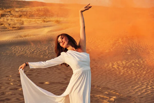 Dziewczyna Białej Sukience Tańczy Pozuje Pustyni Zachodzie Słońca — Zdjęcie stockowe