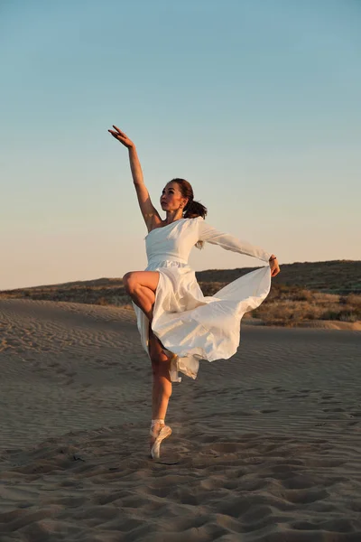 Egy Lány Egy Légy Fehér Ruhában Táncol Pózol Sivatagban Naplementekor — Stock Fotó