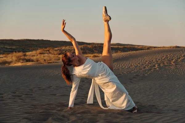 Uma Menina Vestido Branco Mosca Dança Poses Deserto Areia Por — Fotografia de Stock