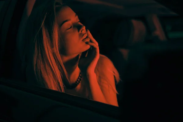 ヨーロッパの外観の美しい女の子が車の助手席に座って窓を見て — ストック写真