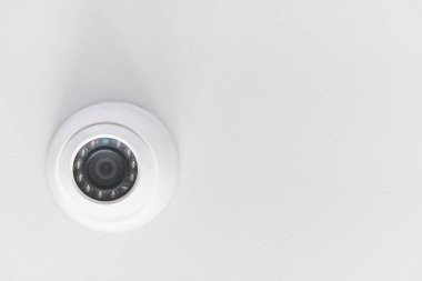 Modern binanın beyaz tavanında kapalı devre televizyon