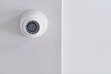 Modern binanın beyaz tavanında kapalı devre televizyon