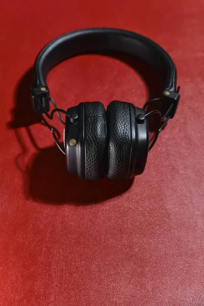 Ασύρματα Μαύρα Ακουστικά Κόκκινο Φόντο Άποψη Από Ψηλά Royalty Free Φωτογραφίες Αρχείου