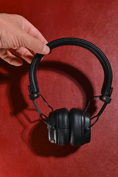 Ασύρματα Μαύρα Ακουστικά Κόκκινο Φόντο Άποψη Από Ψηλά Εικόνα Αρχείου