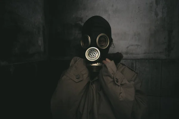 Homem Com Uma Máscara Gás Ficar Escuro Num Edifício Ruínas — Fotografia de Stock