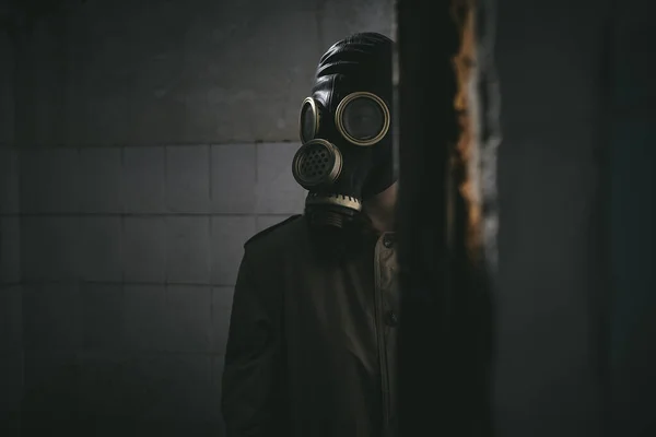 Ένας Άνθρωπος Μάσκα Αερίου Στέκεται Μέσα Ένα Παλιό Κτίριο Κρυφοκοιτάζοντας — Φωτογραφία Αρχείου