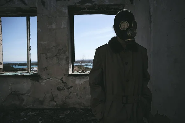Gaz Maskeli Bir Adam Eski Bir Binaya Giriyor Elleri Ceplerinde — Stok fotoğraf