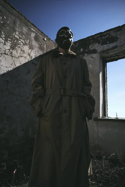 Una Persona Piedi Davanti Muro Indossando Una Maschera Antigas Trench — Foto Stock
