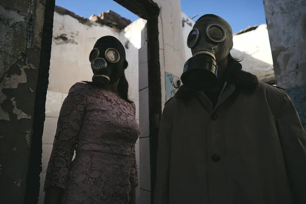 Woman Man Gas Mask Staying Destroyed Building Low Angle Shot — Stock Photo, Image
