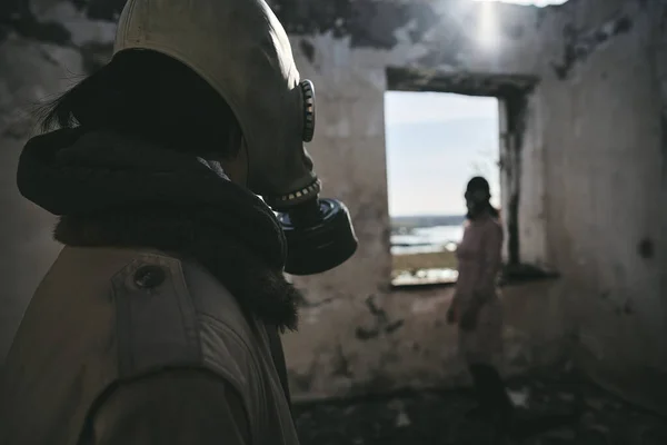 Kişi Gaz Maskeli Bir Adam Bir Kız Terk Edilmiş Bir — Stok fotoğraf