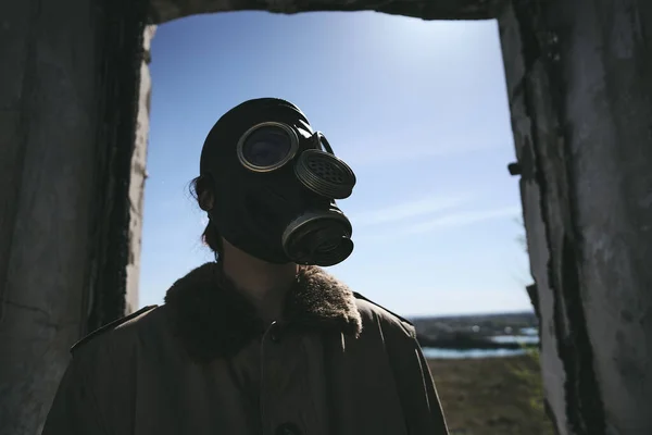 Ένα Άτομο Που Φοράει Μάσκα Αερίων Στέκεται Μπροστά Από Παράθυρο Royalty Free Φωτογραφίες Αρχείου