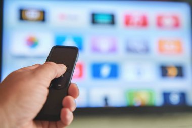 Multimedya yayın konsepti. Uzaktan kumandalı. Bir sürü resimli TV ekranı.
